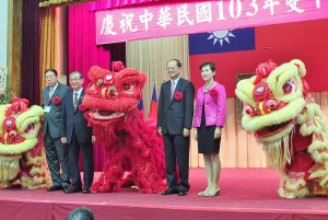 駐日代表沈斯淳伉儷與橫濱華僑總會會長施梨鵬和東京華僑總會會長李維祥,上台與舞獅合影