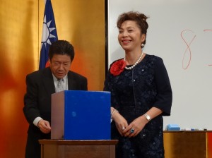 僑務委員謝美香提供來回機票抽獎