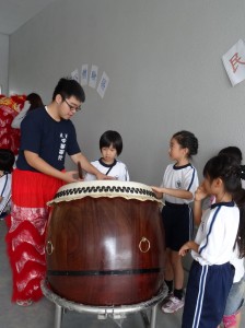 民俗體驗區 中學部大哥哥教小學部同學打鼓