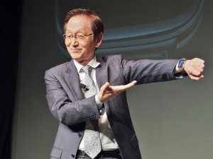 華碩董事長施崇棠在日本記者會上,正式宣布ZenWatch在日本首賣