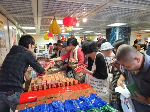 許多民眾一早便到現場搶購台灣食品