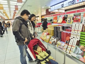 來自台灣的旅客，仔細看了東京芭娜娜限定包裝款，打算買幾盒回台灣送人