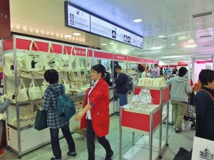 店內販售多款和日本知名品牌合作的商品
