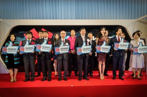 日本福岡台灣精品展開幕剪綵儀式(圖左起廠商代表ASUS JAPAN社長呂曉慧、駐福岡辦事處處長戎俊義、福岡縣副知事服部誠太郎、駐日代表處副代表余吉政、外貿協會副祕書長葉明水主持、特別來賓林志玲、和福岡市長高島宗一郎)