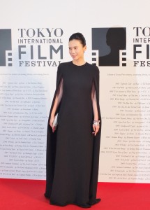 中谷美紀一襲高雅的晚禮服,搭配超過600萬日幣的鑲鑽手環登場,展現華麗優雅的女神風範