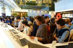 現場有不少消費者對展示的台灣商品表示好奇