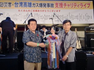 沖繩商工會議所會長新垣直彥(左)代表主辦單位致贈祈福千羽鶴(右為駐那霸辦事處處長蘇啟誠)