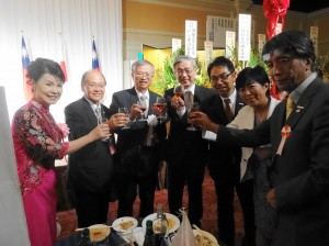 蔡處長伉儷與賓客舉杯為國家慶生