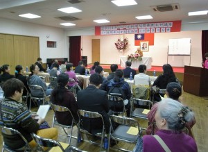 現場有許多僑團領袖與僑民聆聽佛法