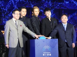 左起為,目黑區區長青木英二、三代目J Soul Brothers成員山下健二郎、EXILE成員KEICHI和白濱亞嵐,以及日清食品董事岩橋恭彥等人,為「Nagamekuro青の洞窟」點燈