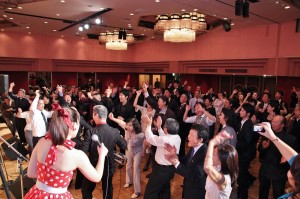 與會賓客隨著音樂起舞,並藉此互相交流