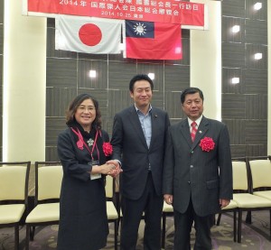 國際傑人會世界總會總會長陳國書伉儷(右、左)與日本眾議員秋元司(中)合影
