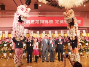 與會嘉賓和橫濱中華學院校友會舞獅隊合影
