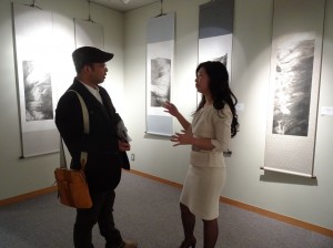 若岱與旅日陶藝家張義明相談甚歡
