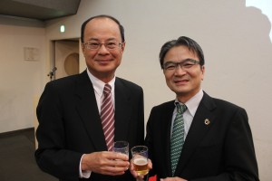 駐日経済文化代表処の沈斯淳代表(左)と東京藝術大学の宮田亮平学長(右)