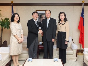 現任日本東北大學多員物質科學研究所教授蔡安邦伉儷(左1、2)出席2014秋季勳章授勳儀式後,前往駐日代表處訪問,由駐日代表沈斯淳伉儷(右1、2)接見
