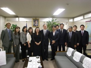 東京台灣商會參訪一行人在駐橫濱辦事處留影