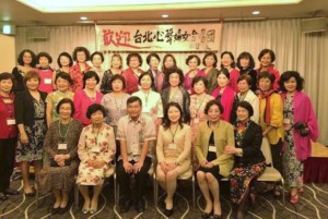 駐那霸辦事處處長蘇啟誠(前排左3)與台北市心聲婦女合唱團團員合影