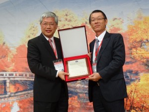 委員長陳士魁贈日總副會長賑助高雄氣爆感謝牌