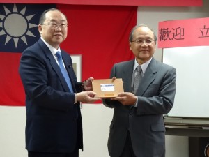 立法委員詹凱臣(左)致贈紀念品給大阪中華總會會長洪勝信