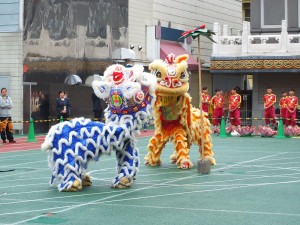 橫濱中華學院中高學部的學生表演舞獅
