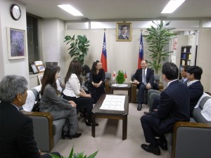 駐橫濱辦事處處長粘信士與東京台灣商會會長錢妙玲等人進行意見交換