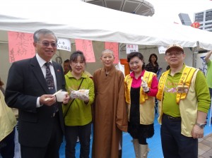 駐大阪辦事處處長蔡明耀(左一)到場問候僑胞。 右起大阪佛光會會長林裕恒伉儷、監寺永倫法師