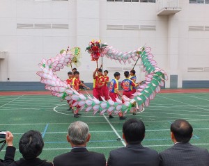 曾拿下2013亞洲舞龍公開賽暨亞洲青年舞龍錦標賽冠軍的卓蘭高中舞龍隊演出「荷花龍」