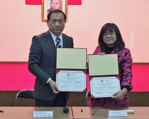 橫濱中華學院校長馮彥國(左)跟苗栗卓蘭實驗高中校長劉瑞圓(右)代表兩校進行簽署合作備忘錄