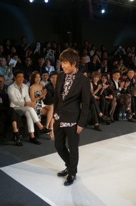 ランウェイショーに登場した田村淳さん