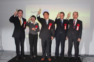 左から、台湾デザインセンターの陳文龍CEO、台北市文化局の林慧芬副局長、日本デザイン振興会の青木史郎常務理事、公益財団法人日本デザイン振興会の飯塚和憲理事長、台北駐日経済文化代表処の余吉政副代表