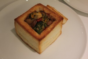 台湾チームが披露した「百箱棺桶焼き」
