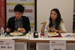 「百箱棺桶焼き」を試食する漫画家の附田祐斗さん(左)と発起人の藤田志穂さん(右)