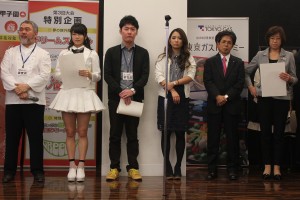 審査員ら。(左から洋食料理家の三國清三さん、AKB48の横山由依さん、週刊少年ジャンプで料理バトル漫画「食戟のソーマ」を連載中の附田祐斗さん、発起人の藤田志穂さん、株式会社日本アクセスの中谷滋さん、東京ガスの工藤裕子さん
