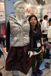 エベレスト社営業部経理の黄郁芳さんのお勧めは形状記憶素材を使用したスカート(=写真)