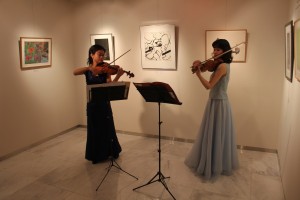 ギャラリーにヴァイオリンの音色が響き渡った