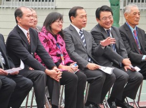左起為駐橫濱辦事處處長粘信士、卓蘭高中校長劉瑞圓、橫濱中華學院校長馮彥國和宏碁日本分社社長詹國良等人,欣賞兩校學生表演的舞龍舞獅