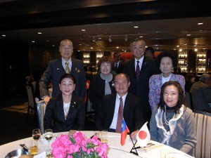 駐橫濱辦事處處長粘信士伉儷(前排右1、2)與前眾議院議員松本純(後排右2)及橫濱華僑總會會長施梨鵬(前排左1)等貴賓合影
