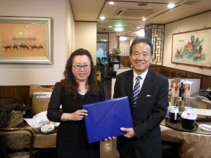 1東京台灣商會會長錢妙玲(左)致贈紀念品給橫濱企業經營支援財團理事長屋代昭治(右)