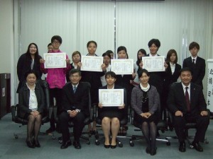 全體參與比賽的同學和與會賓客合影(照片提供:日本航空)