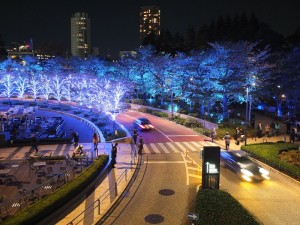 東京中城周圍的路樹上也加上燈飾點綴,打造星光大道