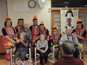 山梨台灣總會原住民舞踊團的成員和老人院的民眾一起合影