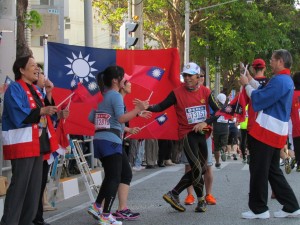 台灣選手見到國旗，便停留下來合影留念