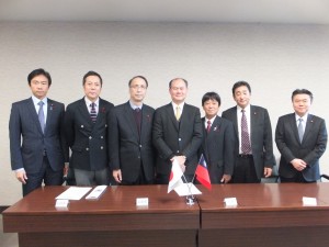 駐橫濱辦事處處長粘信士（左４）與川崎市日華親善議員聯盟幹部合影