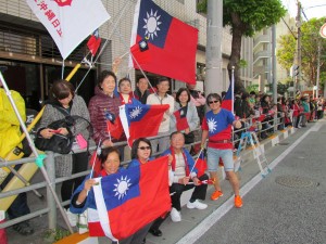 駐那霸辦事處處長蘇啟誠與駐處人員和當地僑民，沿途揮舞國旗為台灣選手加油