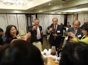 蔡處長(左二)與副理事長連茂雄(右二)、理事長代行洪勝信(右一)感謝教職員辛勞