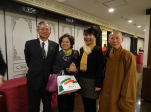 蔡處長伉儷與大阪中華總會婦女會會長俞秀霞(左二)、大阪佛光山監寺永倫法師合影