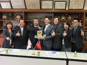 川口高校の木田一彦校長(左3)と視察旅行団の皆さん