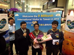 桃園空港にて。記念すべき900万人目の訪問客は香港からの羅迪標さん(写真中央)だった。(資料提供:観光局)