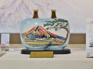 《登峰造極》是取用旅日畫家陳慧坤的畫作，將日本富士山和台灣玉山設計於瓶身，是法藍瓷專為祝賀靜岡縣以富士山伸遺成功而打造